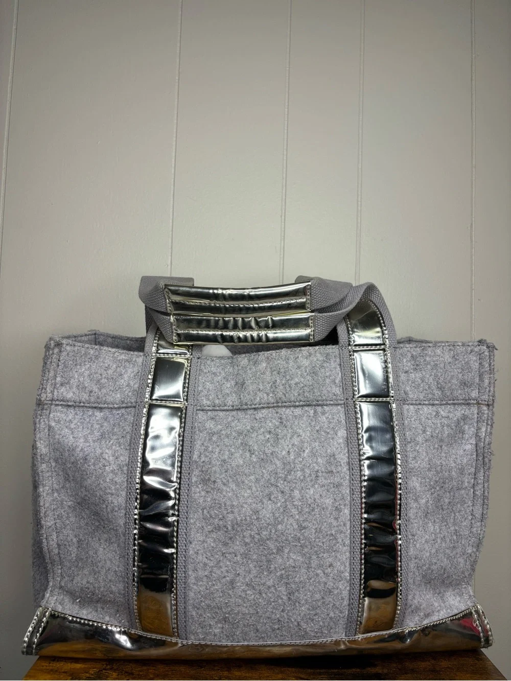 Tory Burch Flannel Felt Gray Large Logo Tote Bag
Metallic - Picture 6 of 7
